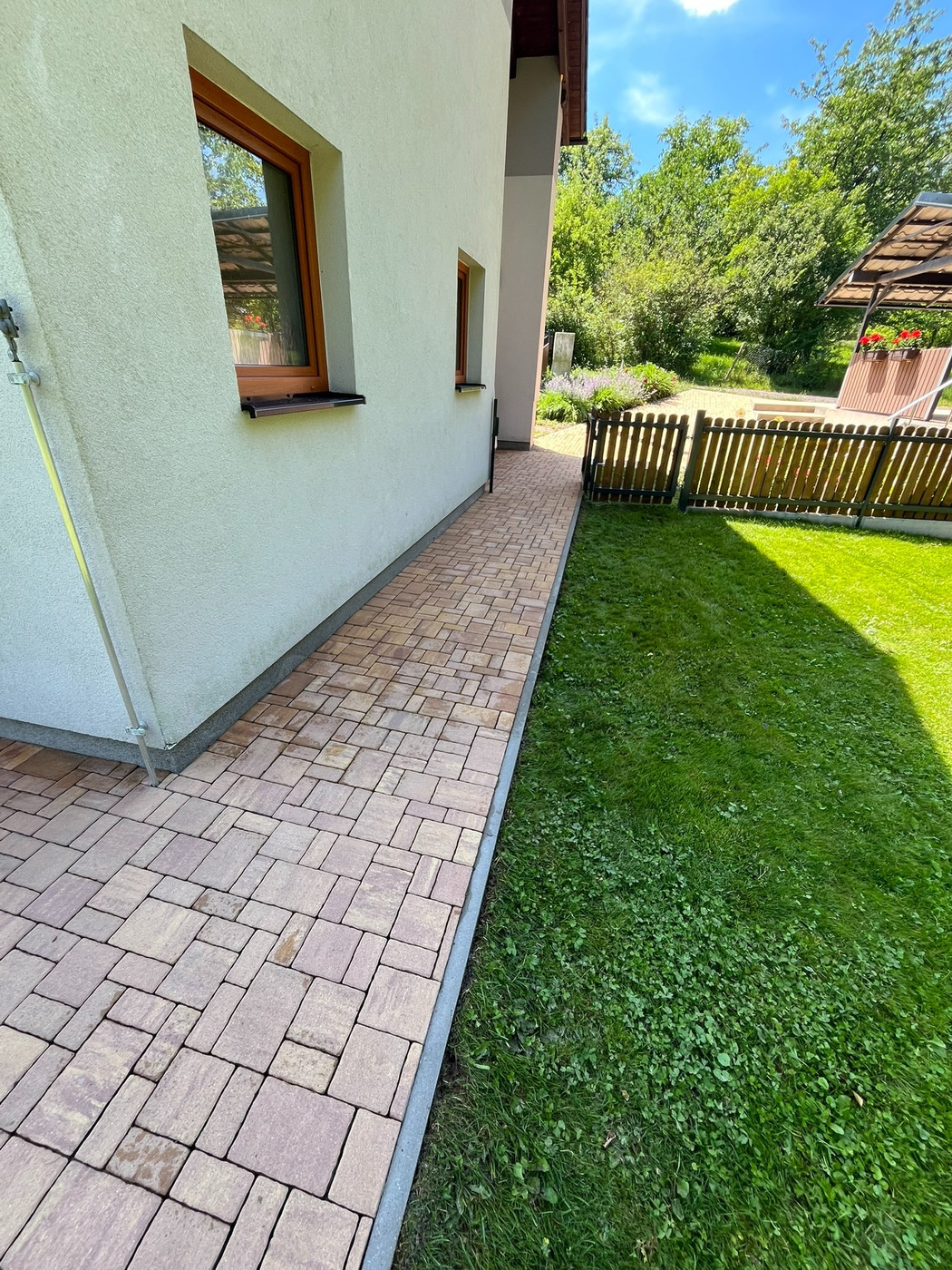 Čištění zámkové dlažby po čištění